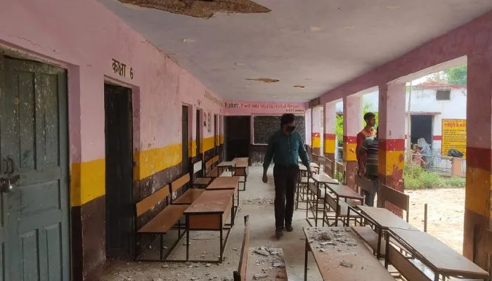 Unnao News : प्राथमिक विद्यालय की छत का प्लास्टर गिरा, बाल-बाल बचे अध्ययनरत छात्र