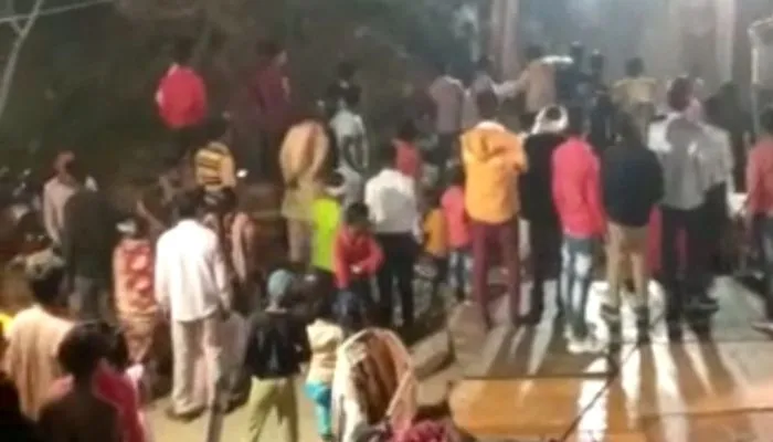 Unnao News : तिलक समारोह के बीच पांडाल में दो पक्ष भिड़े, जमकर चले लाठी-डंडे, घटना का वीडियो वायरल