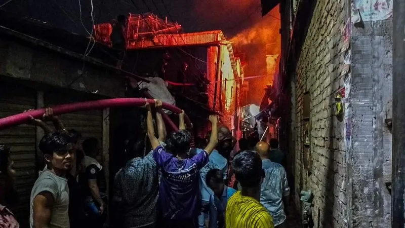 Bangladesh: ढाका में सबसे बड़ी झुग्गी बस्तियों में से एक बस्ती में लगी आग, 100 झुग्गियां जलकर खाक
