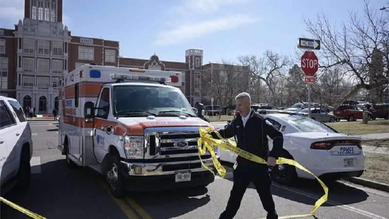 America: स्कूल में रोजाना तलाशी से परेशान छात्र ने की गोलीबारी, कार के मिला शव
