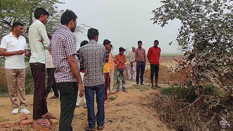 संभल: अखबार में लिपटा मिला नवजात का शव, सूचना पर जुटी लोगों की भीड़