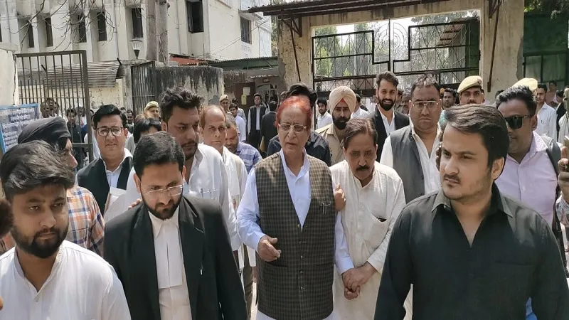 रामपुर : दो जन्मप्रमाण पत्र मामले में कोर्ट पहुंचे पूर्व मंत्री, आजम को देखकर रोने लगे समर्थक