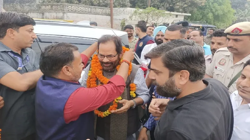 किसानों के कन्धे पर बंदूक और सियासी साजिश का संदूक लेकर गुमराह करने के गेम में लगे कुछ लोग : नकवी