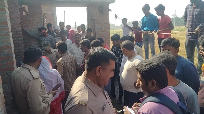 मुरादाबाद : मंदिर की नाली पर अवैध निर्माण को लेकर दो समुदाय आमने-सामने