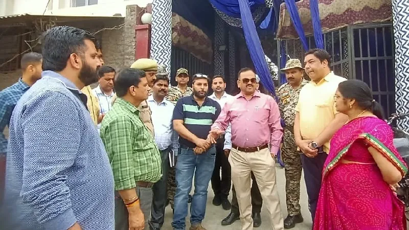 मुरादाबाद : बकाया जमा न करने पर दो प्रतिष्ठान सील, नोकझोंक के बीच 21.19 लाख वसूले