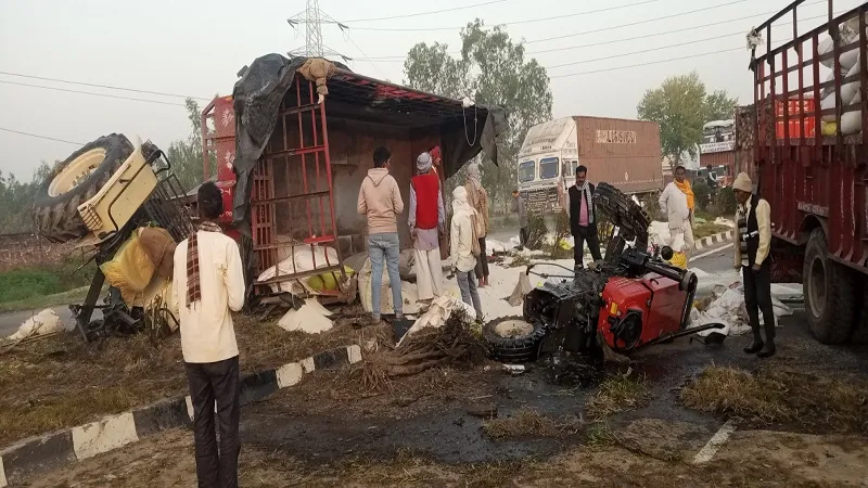 रामपुर : ट्रक के रौंदने से हाईवे पर ट्रैक्टर के हुए दो टुकड़े, चावल लादकर जा रहा था चालक  