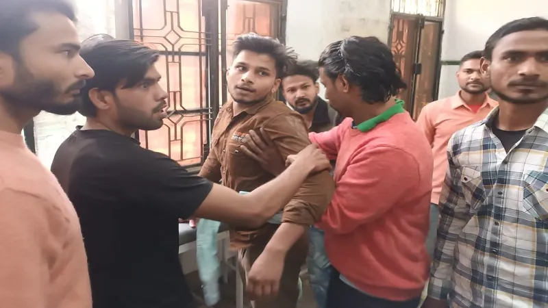 संभल: पुलिस चौकी के पास टेलर की आंखों में मिर्च झोंककर चाकू घोंपा
