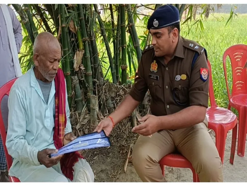 आजमगढ़: उमेश पाल हत्याकांड में शहीद हुए गनर संदीप निषाद के घर पहुंचे SP अनुराग आर्य, परिजनों को दी आर्थिक सहायता 