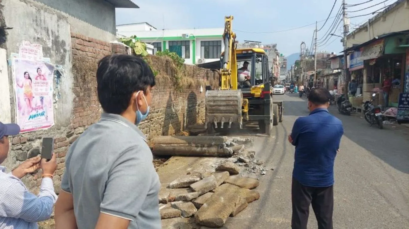 हल्द्वानीः अतिक्रमण पर चला नगर निगम का बुलडोजर, डेयरी संचालकों को दी गई सख्त हिदायत 