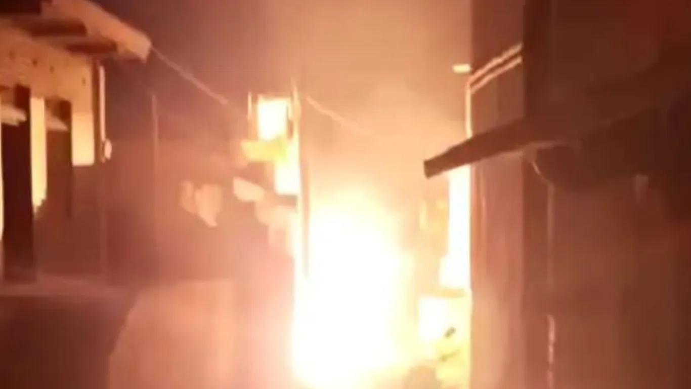 बागेश्वरः जोशीगांव में 11 हजार वोल्ट की लाइन में शार्ट सर्किट से बड़ा हादसा टला