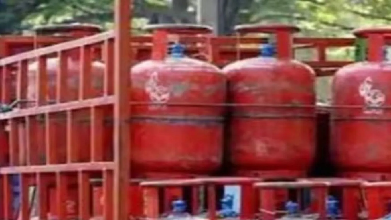 हल्द्वानीः मानकों को ताक पर रखकर की जा रही गैस की रीफिलिंग