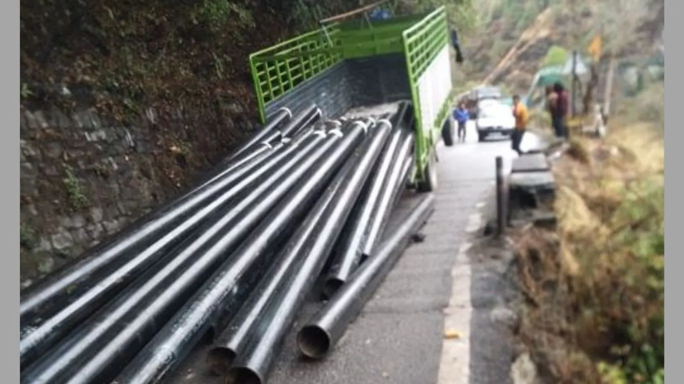 भवालीः ट्रक में लदे पाइप सड़क पर बिखरे, घंटों लगा रहा जाम