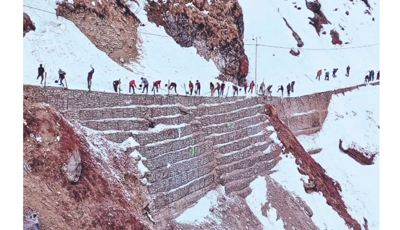 Uttarakhand News: केदारनाथ पैदल यात्रा मार्ग से बर्फ हटाना चुनौती, युद्धस्तर पर लगे श्रमिक