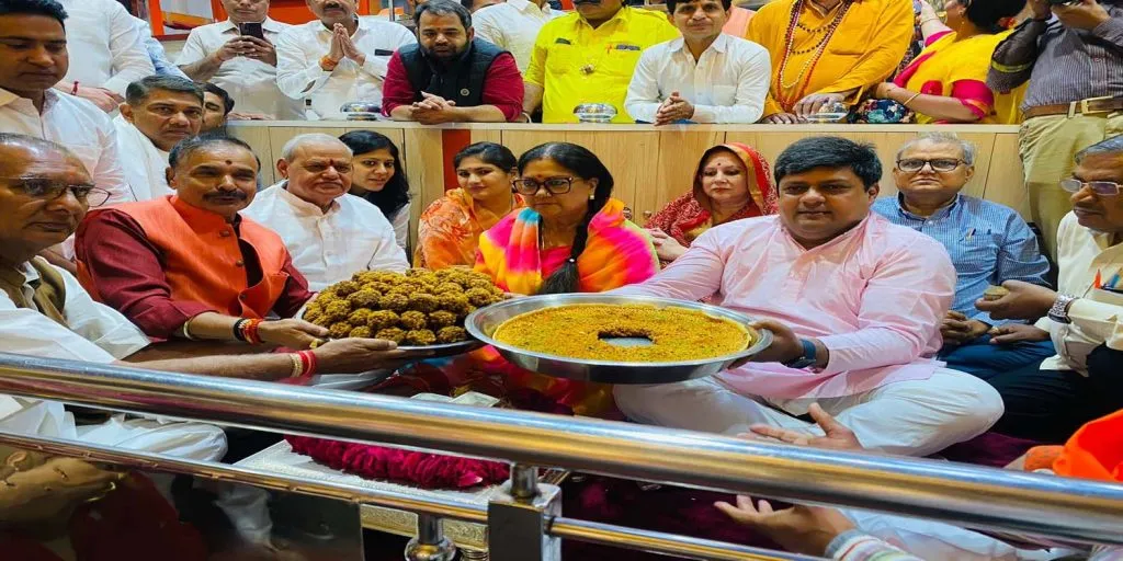 राजस्थान की पूर्व मुख्यमंत्री राजे ने सालासर बालाजी मंदिर में पूजा-अर्चना की 