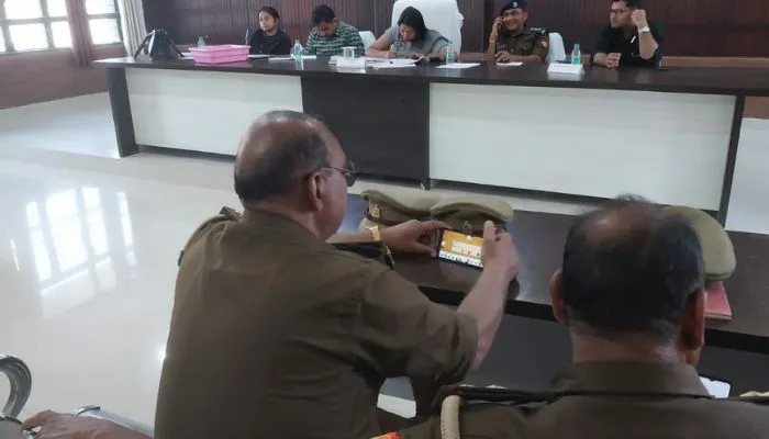Video : Unnao में संपूर्ण समाधान दिवस में अधिकारी सुन रहे थे फरियाद, दारोगा जी मोबाइल पर खेलते रहे गेम