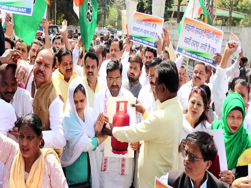 लखनऊ: LPG सिलेंडर के बढ़े दाम को लेकर कांग्रेस का प्रदर्शन, महिलाओं ने चूल्हा जलाकर जताया विरोध