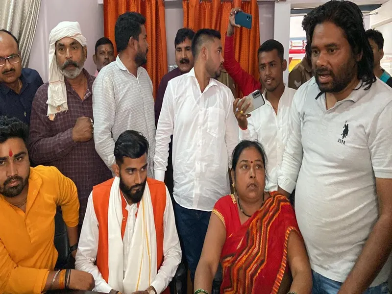 Akanksha Dubey Suicide: आकांक्षा दुबे की मां ने थाने में किया हंगामा, चूड़ियां तोड़ीं, पुलिस पर लगाया आरोप