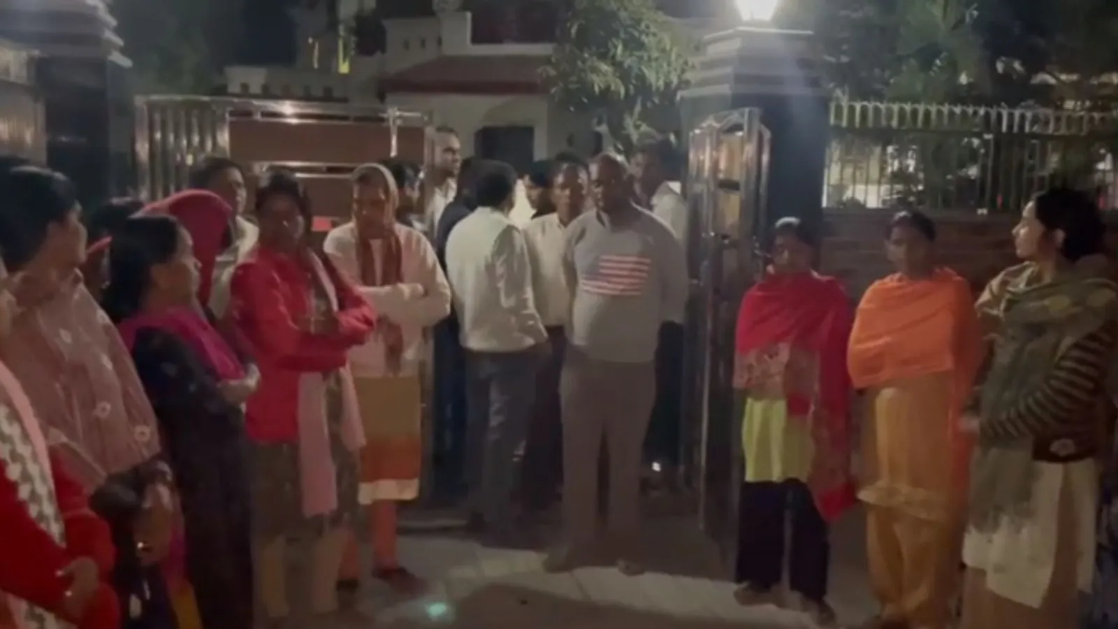 बरेली: भाजपा नेता के घर पर ओम साईं इन्क्लेव कॉलोनी के बाशिंदों ने किया घेराव, जमकर हंगामा