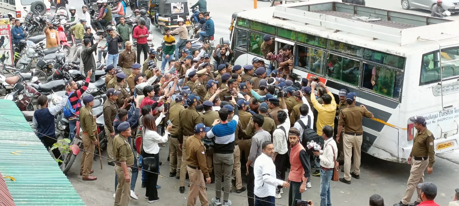 हल्द्वानी: नकल विरोधी कानून पर भाजयुमो की आभार रैली का यूथ कांग्रेस ने किया विरोध, पुलिस ने किया गिरफ्तार…
