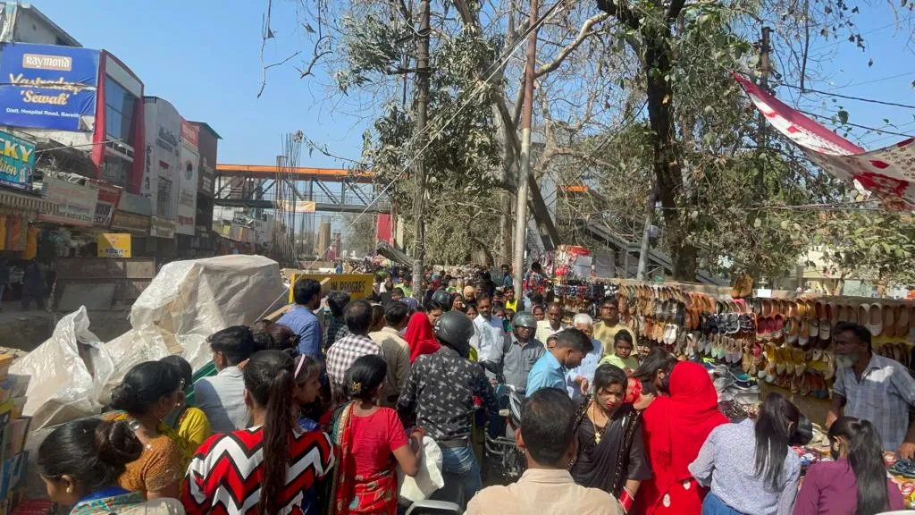 बरेली: जिला अस्पताल रोड पर जाम का झाम, पैदल चलने वाले राहगीर भी बेहाल