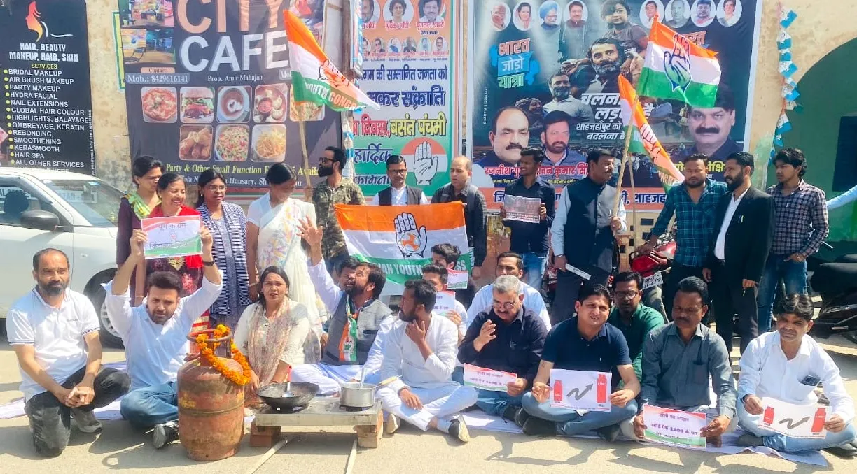 शाहजहांपुर: 50 रुपये बढ़ने पर गैस सिलेंडर को दी श्रद्धांजलि, चूल्हे में लकड़ी जलाकर कांग्रेसियों ने किया विरोध