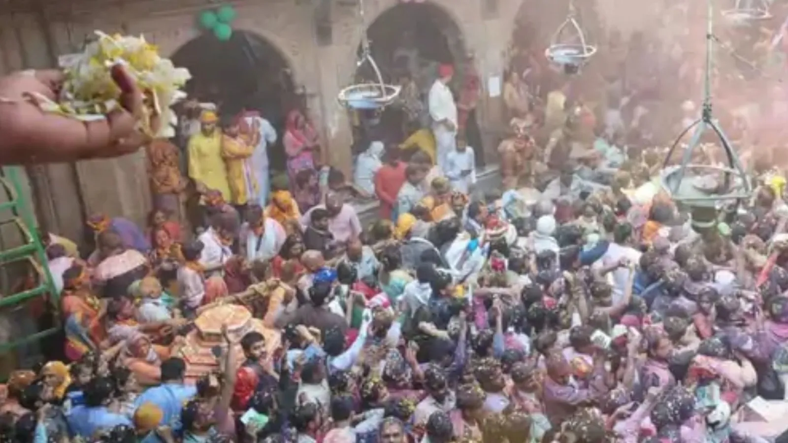 मथुरा: बांके-बिहारी में रंगभरी एकादशी, टेसू के फूलों से बने रंग भक्तों पर बरसे, देखें VIDEO