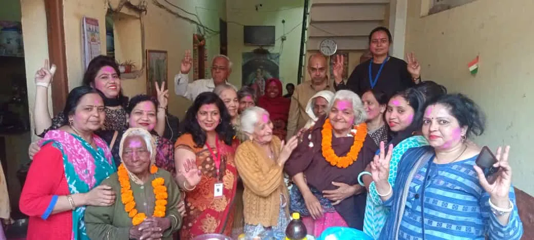 मेरठ: दादा दादी आश्रम में 'एक प्रयास' ने खेली होली, बांटे उपहार