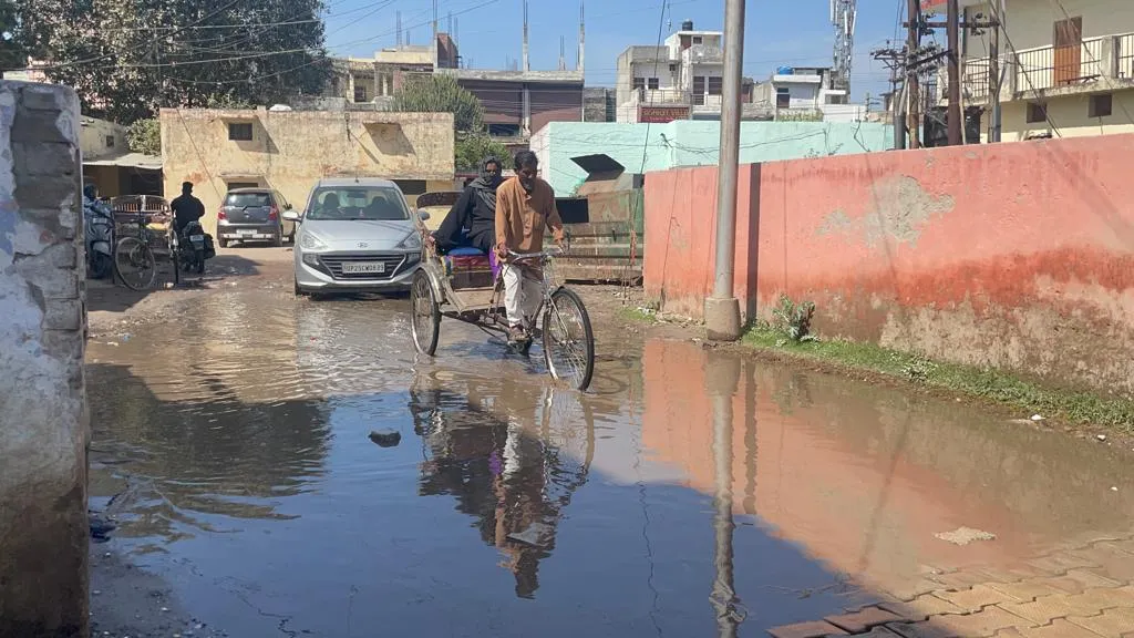 बरेली: जिला अस्पताल का बर्न वार्ड बिन बारिश बना तालाब, मरीज और तीमारदार हो रहे परेशान
