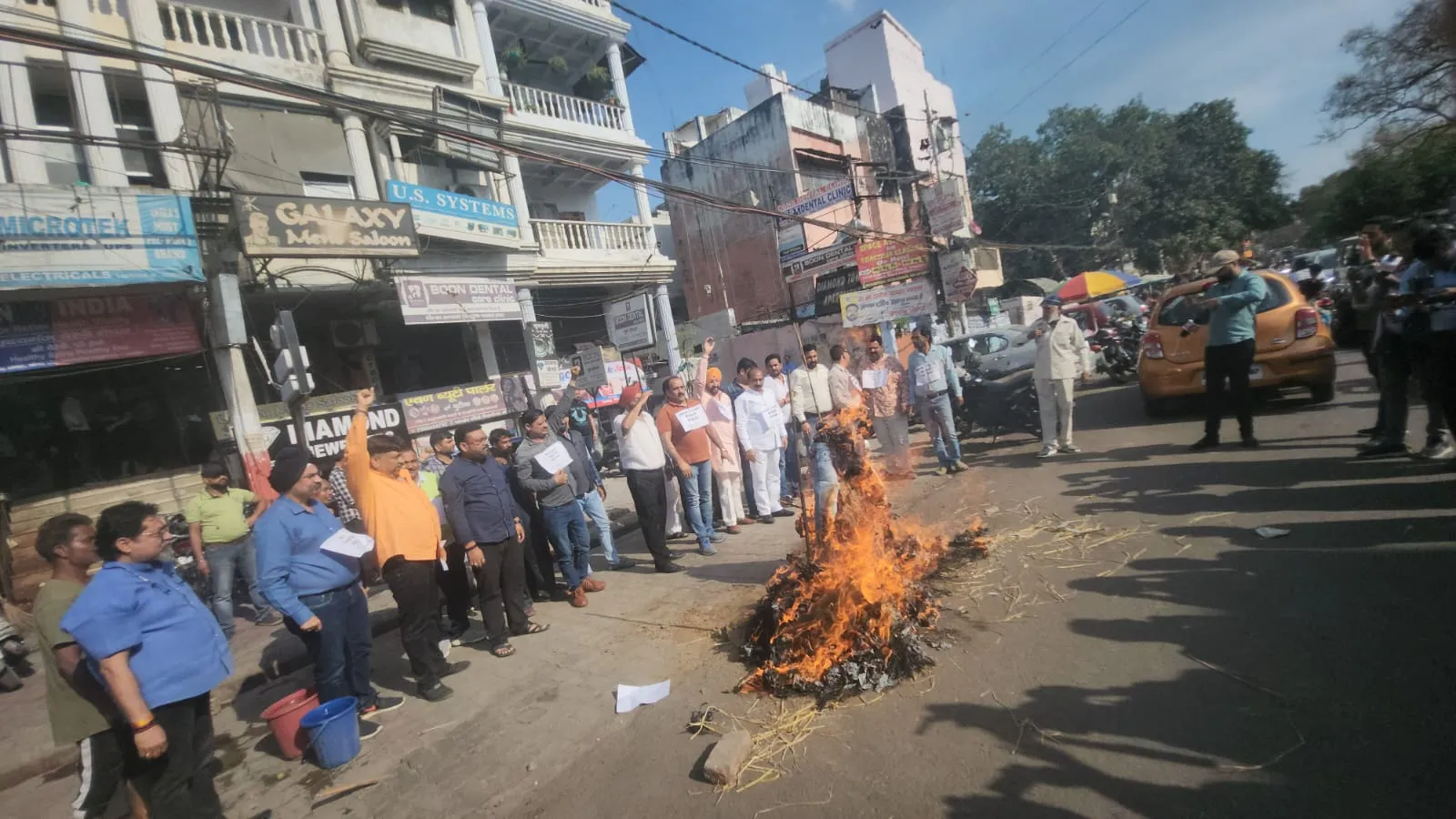 लखनऊ: व्यापारियों ने ई-कॉमर्स कंपनियों के पुतलों का किया होलिका दहन 