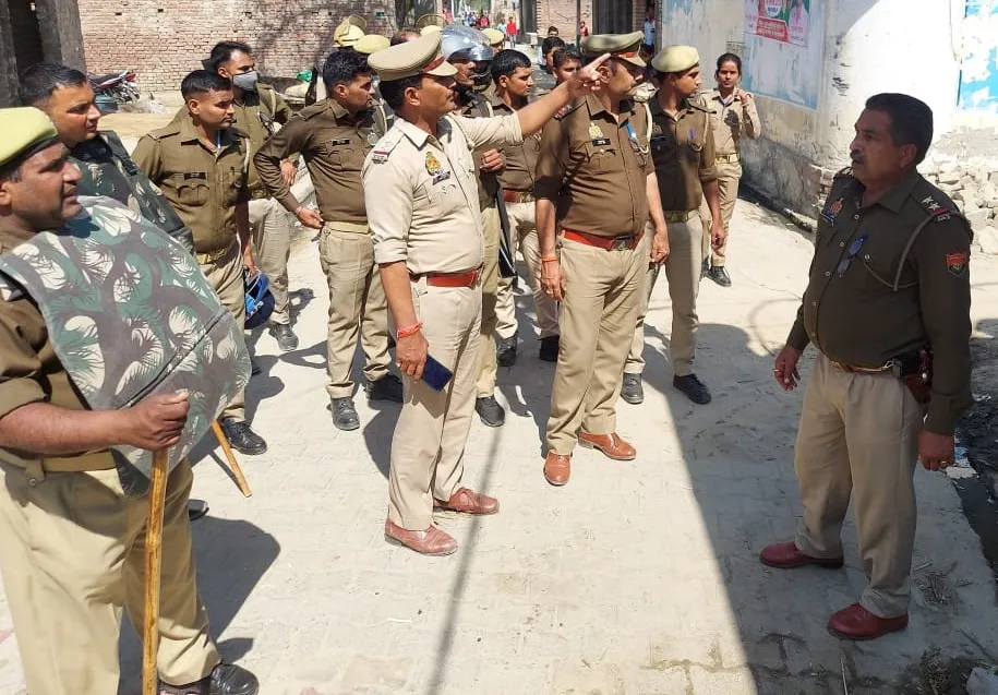 संभल: दूसरे समुदाय के व्यक्ति को गुलाल लगाने पर मारपीट, तनातनी