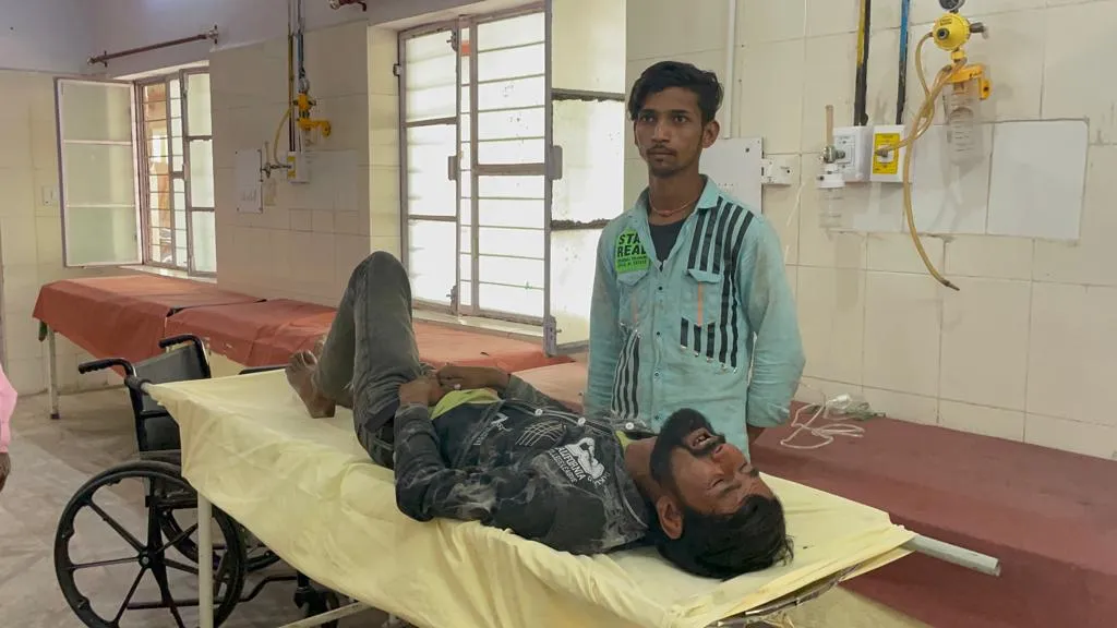 बरेली: कार से पाइप टच होने पर युवकों ने लात-घूंसों से की कबाड़ी की पिटाई, अस्पताल में भर्ती