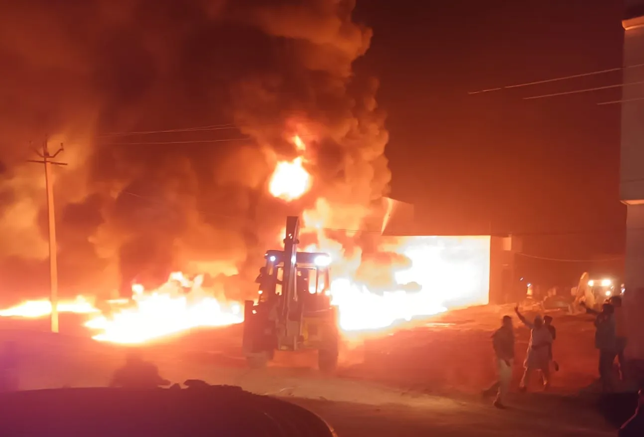 संभल: प्लास्टिक पाइप स्टॉक में लगी आग, दो मकान भी क्षतिग्रस्त