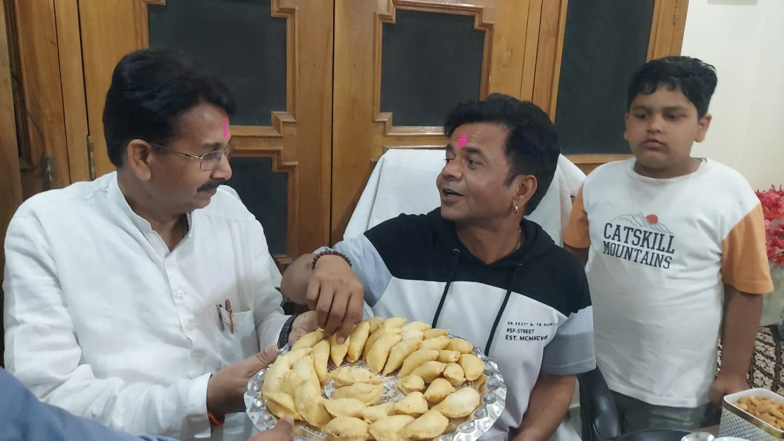 शाहजहांपुर: राजपाल यादव ने डीएम आवास पर मिली होली, बोले- बिना किसी राजनीति के यूपी में बनेगी फिल्म सिटी