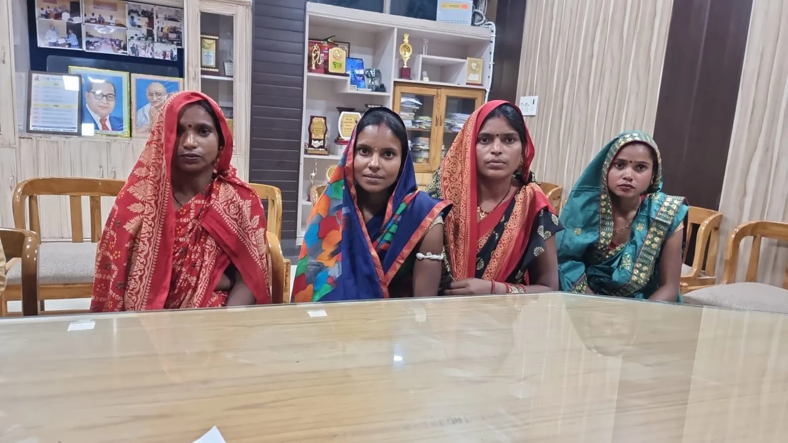 पीलीभीत: PM आवास में खेल...जिओ टैगिंग के नाम पर रोजगार सेवक और सचिव पर रिश्वत मांगने का आरोप 