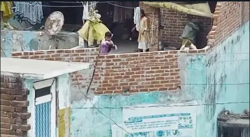 शाहजहांपुर: फिल्मी स्टाइल में छत से अंधाधुंध फायरिंग, वीडियो वायरल