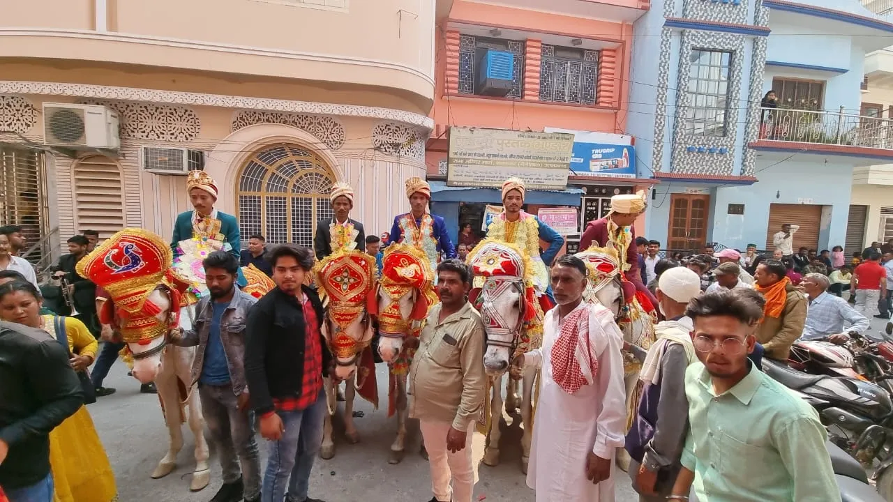 रामनगर: घोड़ी सवार पांच दूल्हे पहुंचे अपनी दुल्हनों को लेने...नगरवासियों ने बिठाया पलकों पर