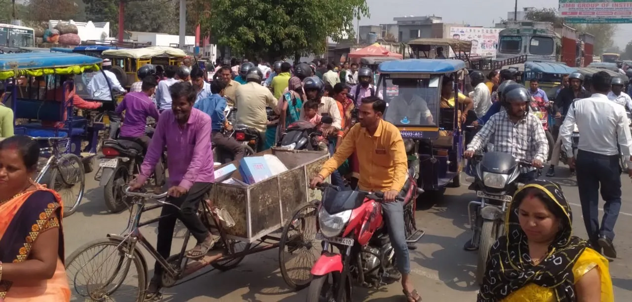 पीलीभीत: टनकपुर हाईवे पर एकदम चलते-चलते थम गए वाहनों के पहिए, जानिए पूरा मामला