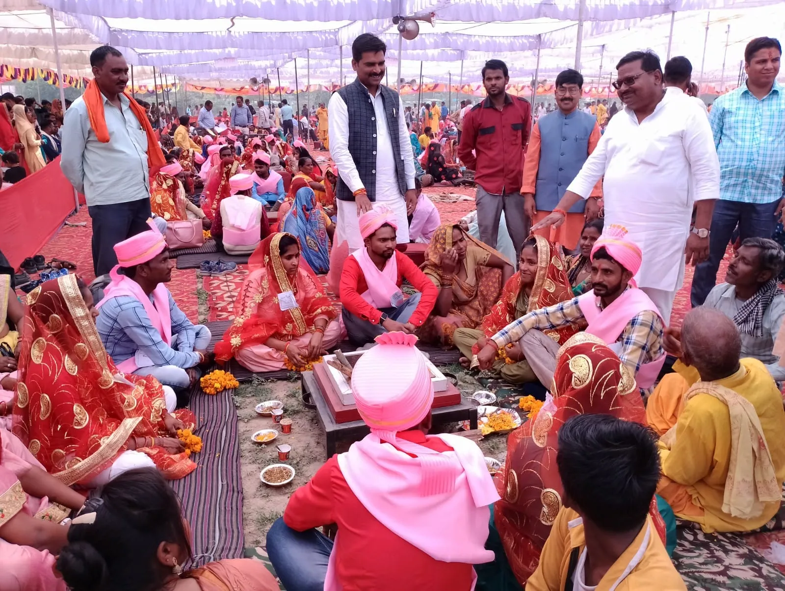 पीलीभीत: एक तरफ गूंजे मंत्र तो दूसरी तरफ पढ़ा गया निकाह