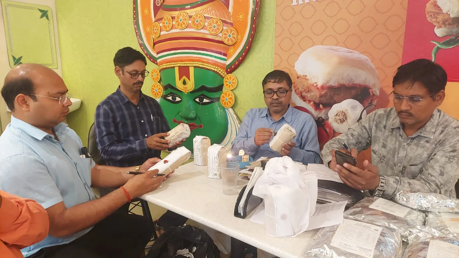 शाहजहांपुर: मिस्टर इडली पर मिले 30 पैकेट एक्सपायरी मसाले, तीन नमूने भी लिए