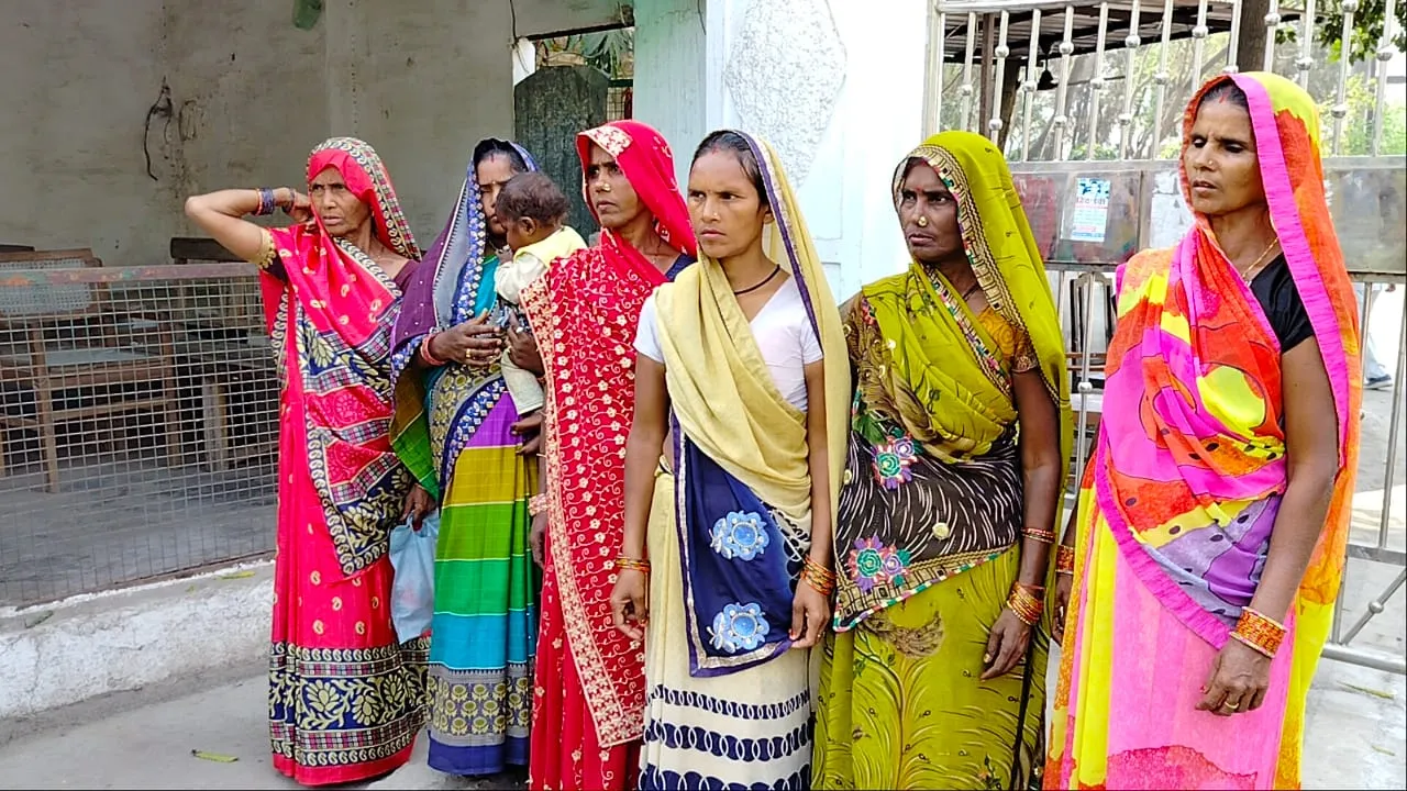 बरेली: PM आवास योजना के आवास पाने को इधर-उधर भटक रहे पात्र, डीएम से लगाई गुहार 