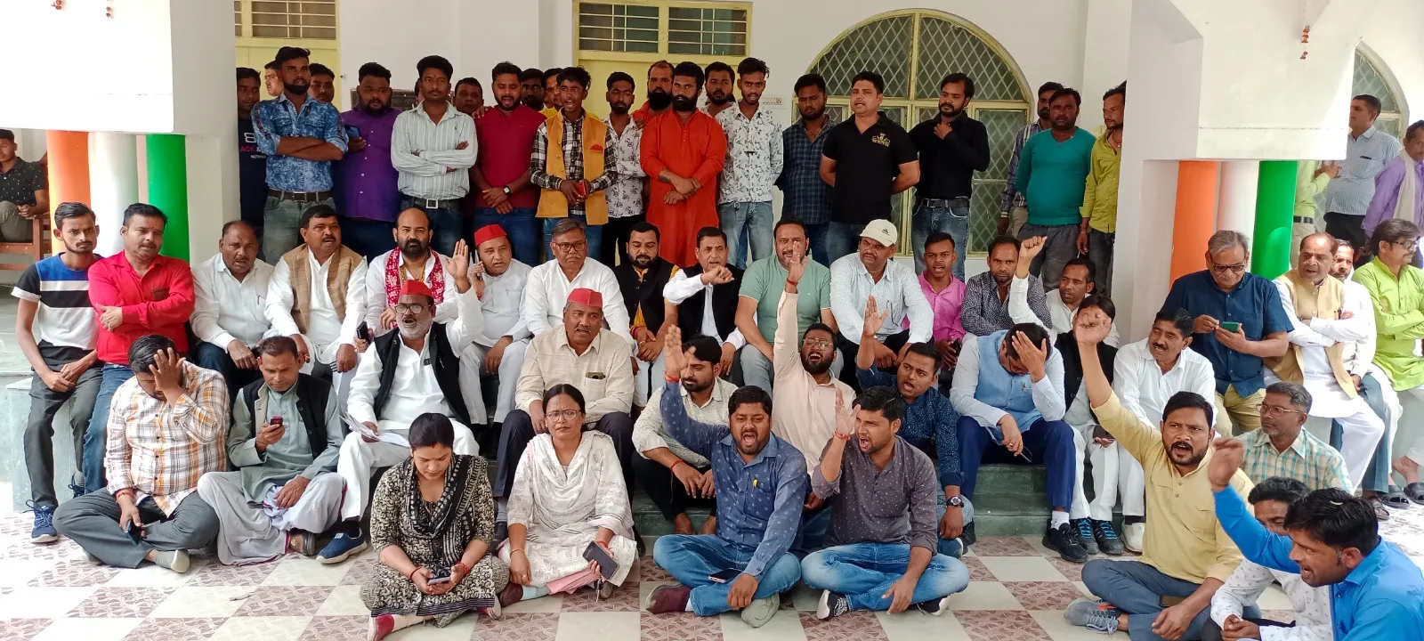 लखीमपुर-खीरी: समितियों के चुनाव में धांधली को लेकर सपा का डीएम कार्यालय पर हंगामा, ज्ञापन चस्पा किया