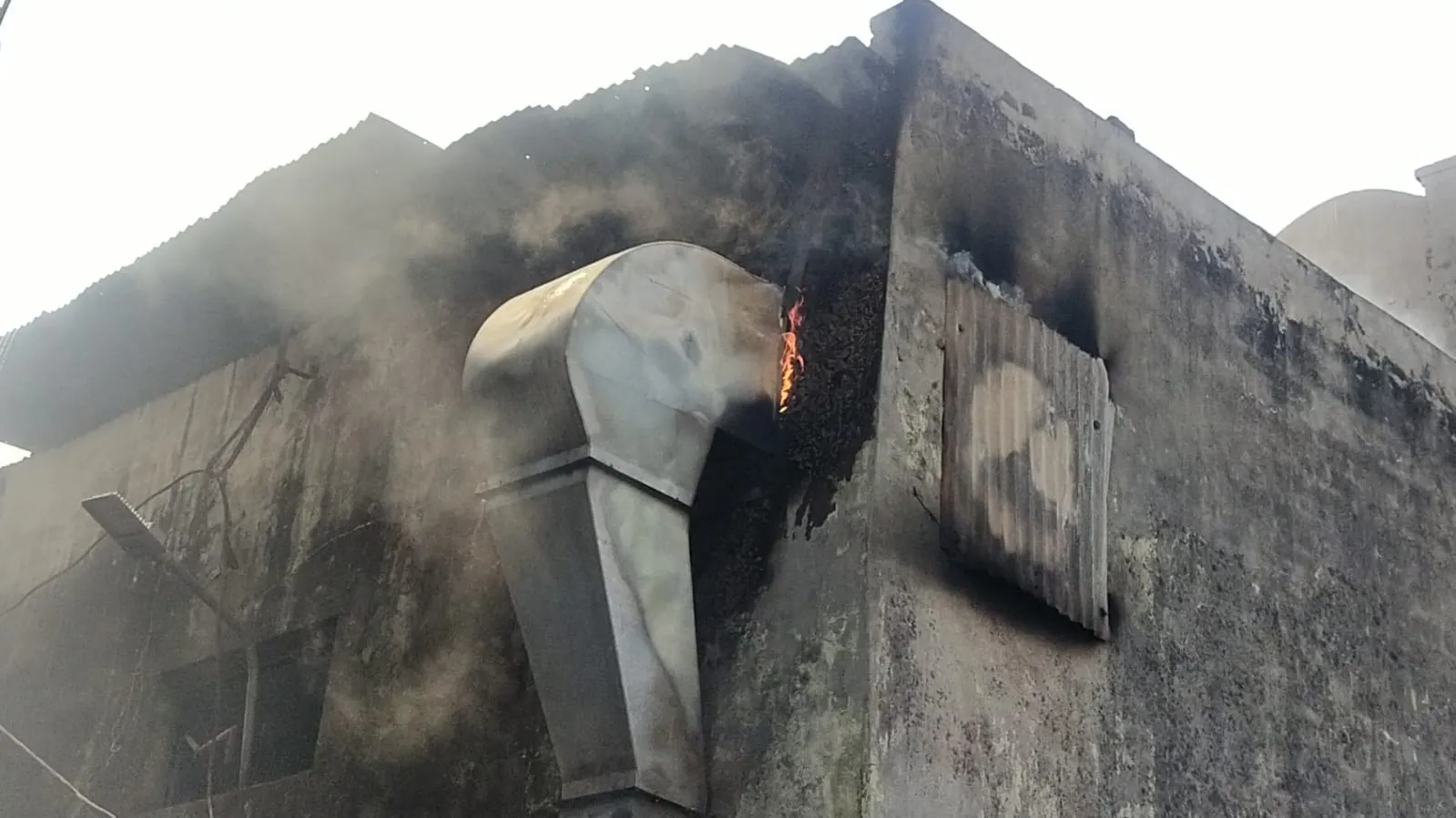 मेरठ: शॉर्ट सर्किट से सिलेंडर के कारखाने में लगी आग, लाखों के नुकसान की संभावना