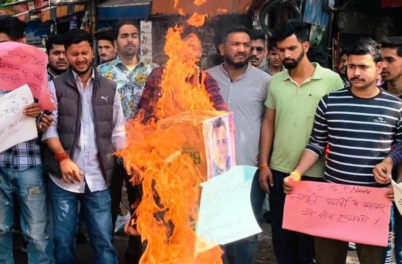 रामनगर: छात्र नेताओं ने फूंका सीओ और कोतवाल का पुतला    