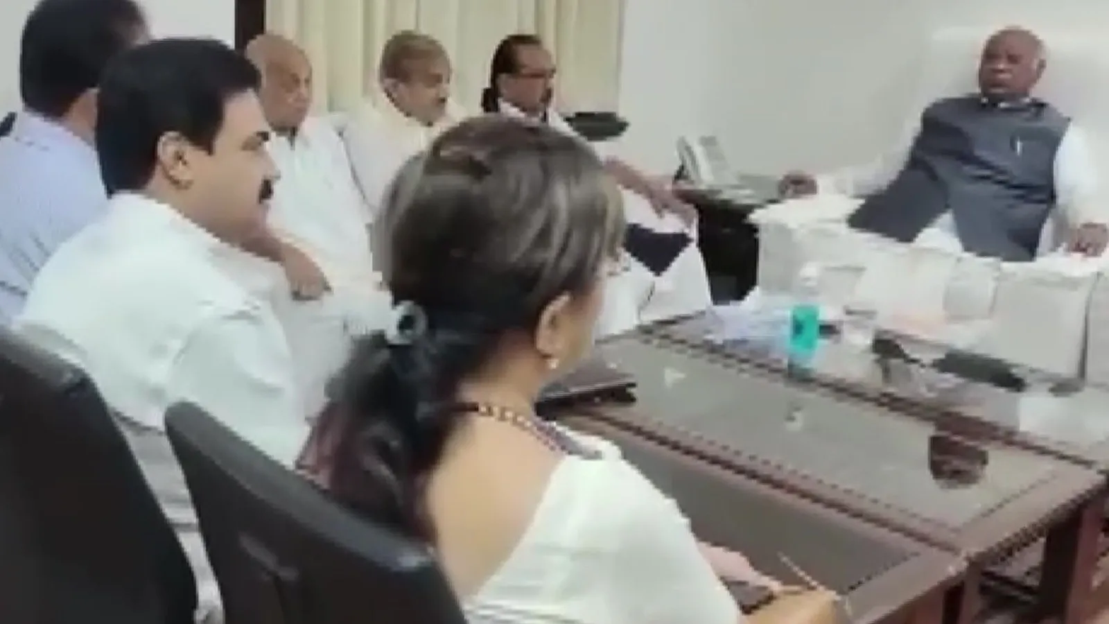 विपक्षी दलों ने संसद के मौजूदा सत्र के लिए आगे की रणनीति पर की चर्चा 