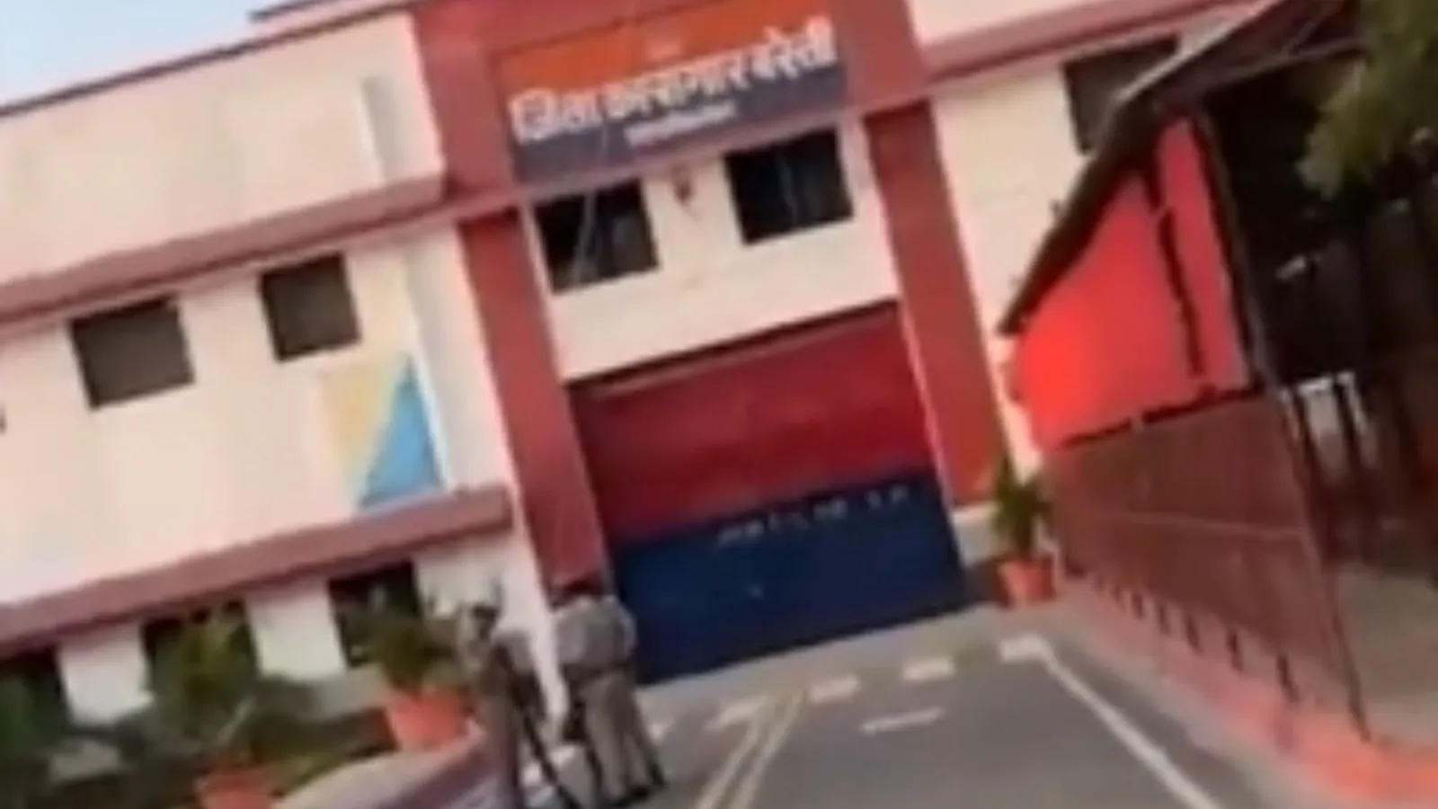बरेली: जिला जेल के गेट पर कार से पहुंचे युवकों का वीडियो वायरल, यहीं बंद है माफिया अतीक अहमद का भाई