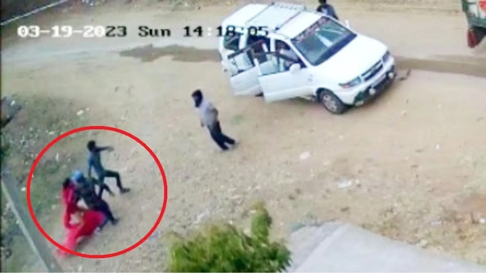 Video: पति-पत्नी का दिनदहाड़े अपहरण, 10 दिन पहले की थी लव-मैरिज, जानिए पूरा मामला