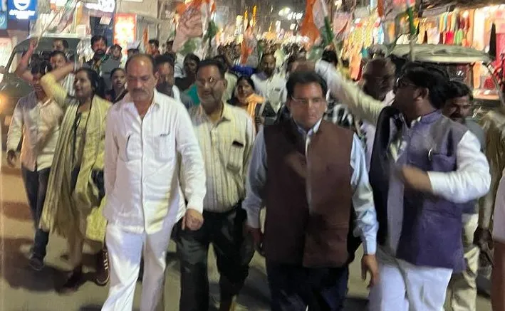 शाहजहांपुर: राहुल के समर्थन में गरजे कांग्रेसी, शहीदों की प्रतिमा के पास धरने पर बैठे