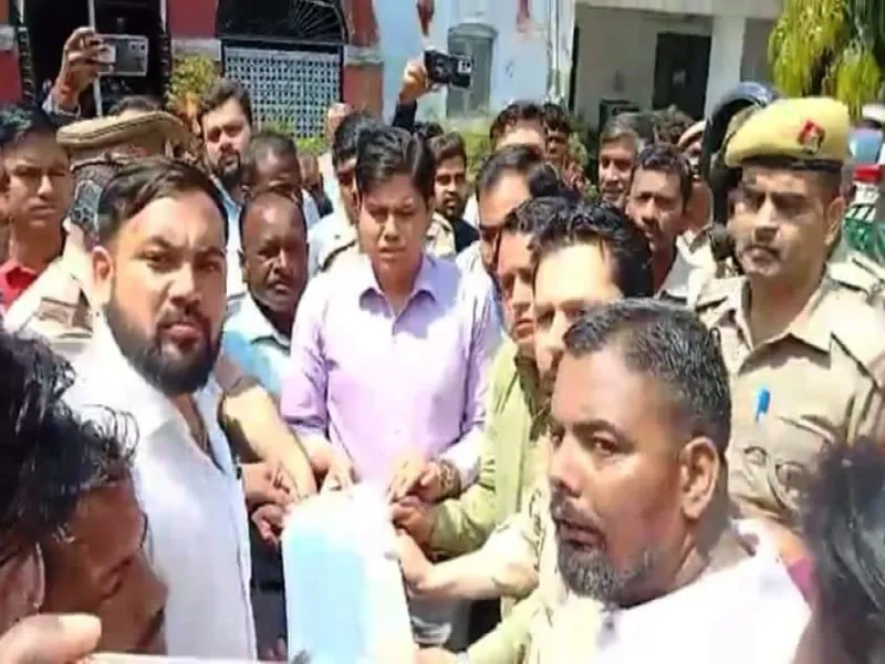 अयोध्या : सदर बाजार निवासियों ने दुकान-प्रतिष्ठान बंद कर किया प्रदर्शन