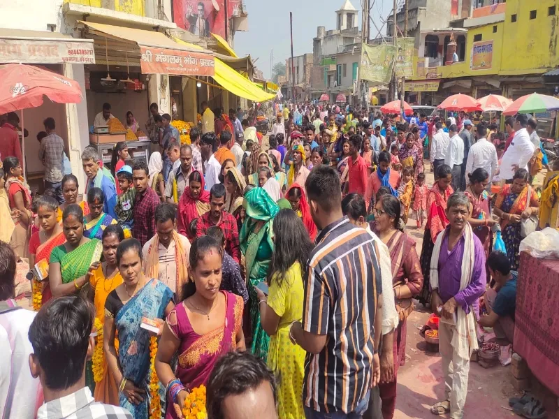 अयोध्या : काम पर जाने से पहले माथा टेकने मन्दिर पहुंचे मजूदर 