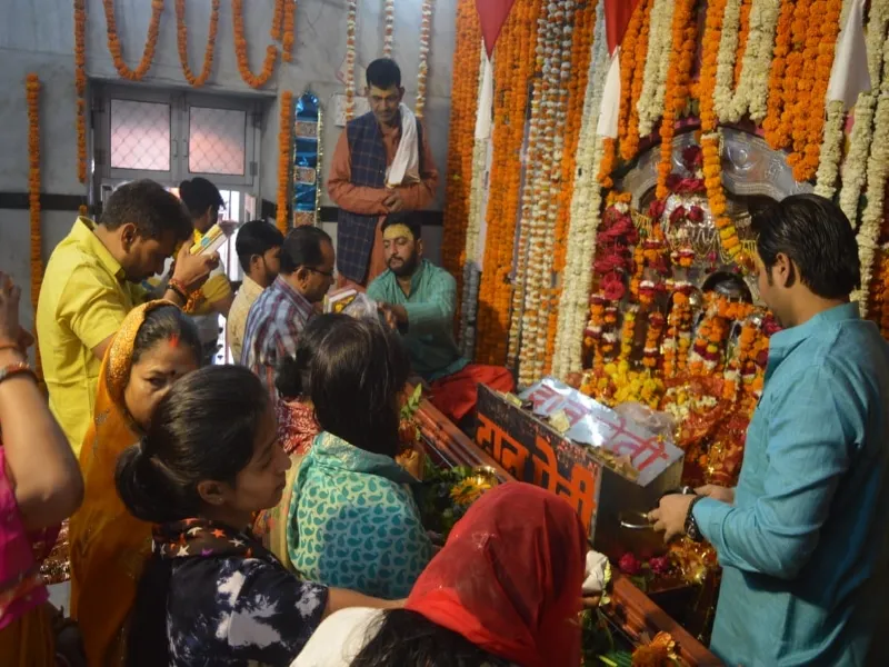 अयोध्या : देवी मंदिरों में उमड़ी आस्था, मां की स्तुति को सुबह से लगी है कतार